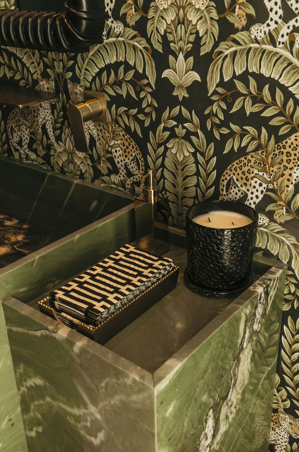 Residencia AR — Baño con papel tapiz botánico y mármol verde