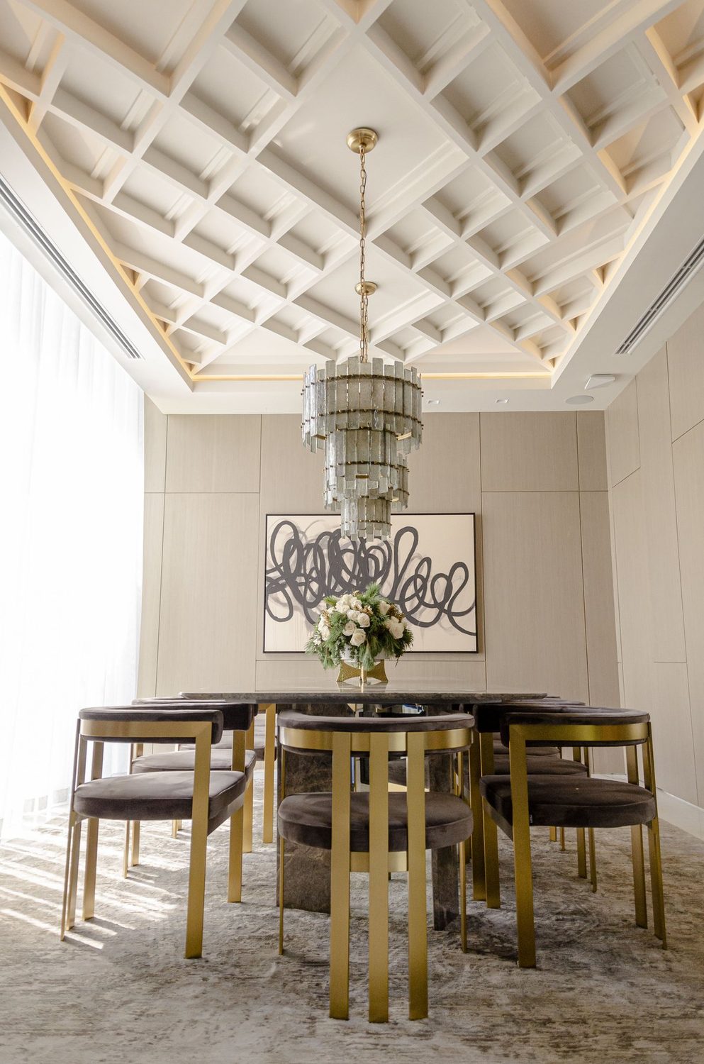 Residencia AR — Comedor con cielo artesonado y lámpara de cristal