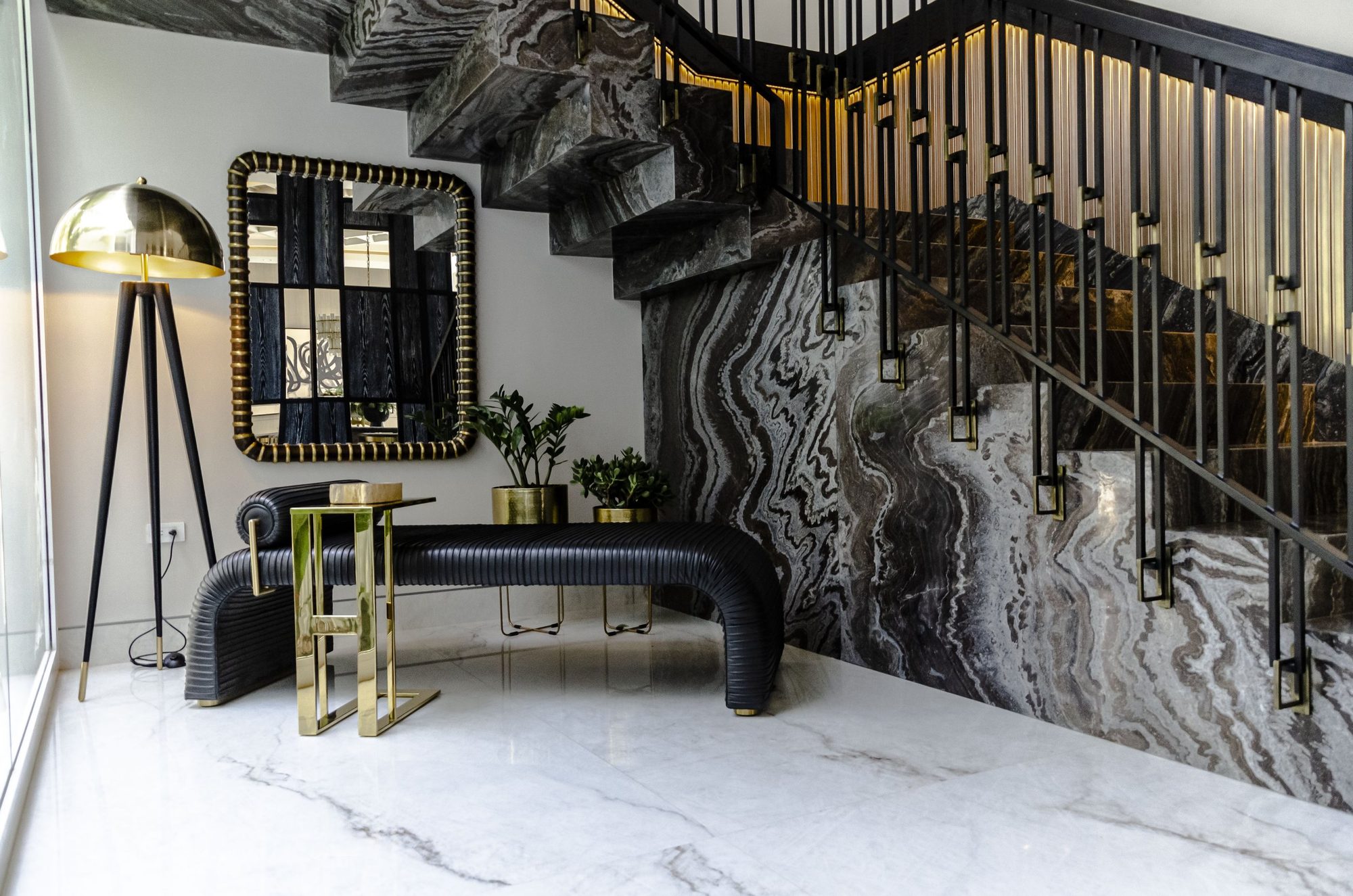 Residencia AR — Vestíbulo con escalera escultórica en mármol