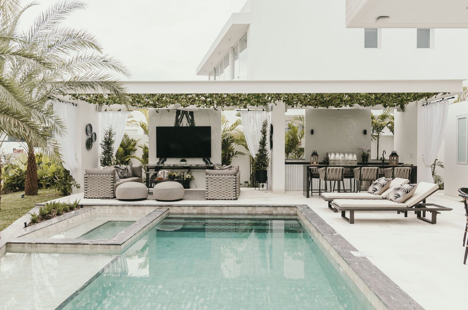 Residencia AR — Terraza y piscina con estar exterior