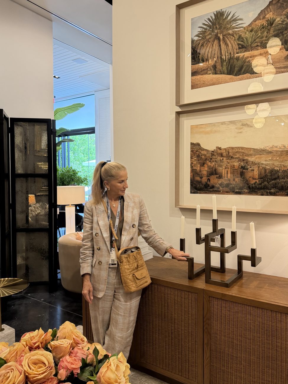Candelabro escultórico en bronce sobre credenza de madera