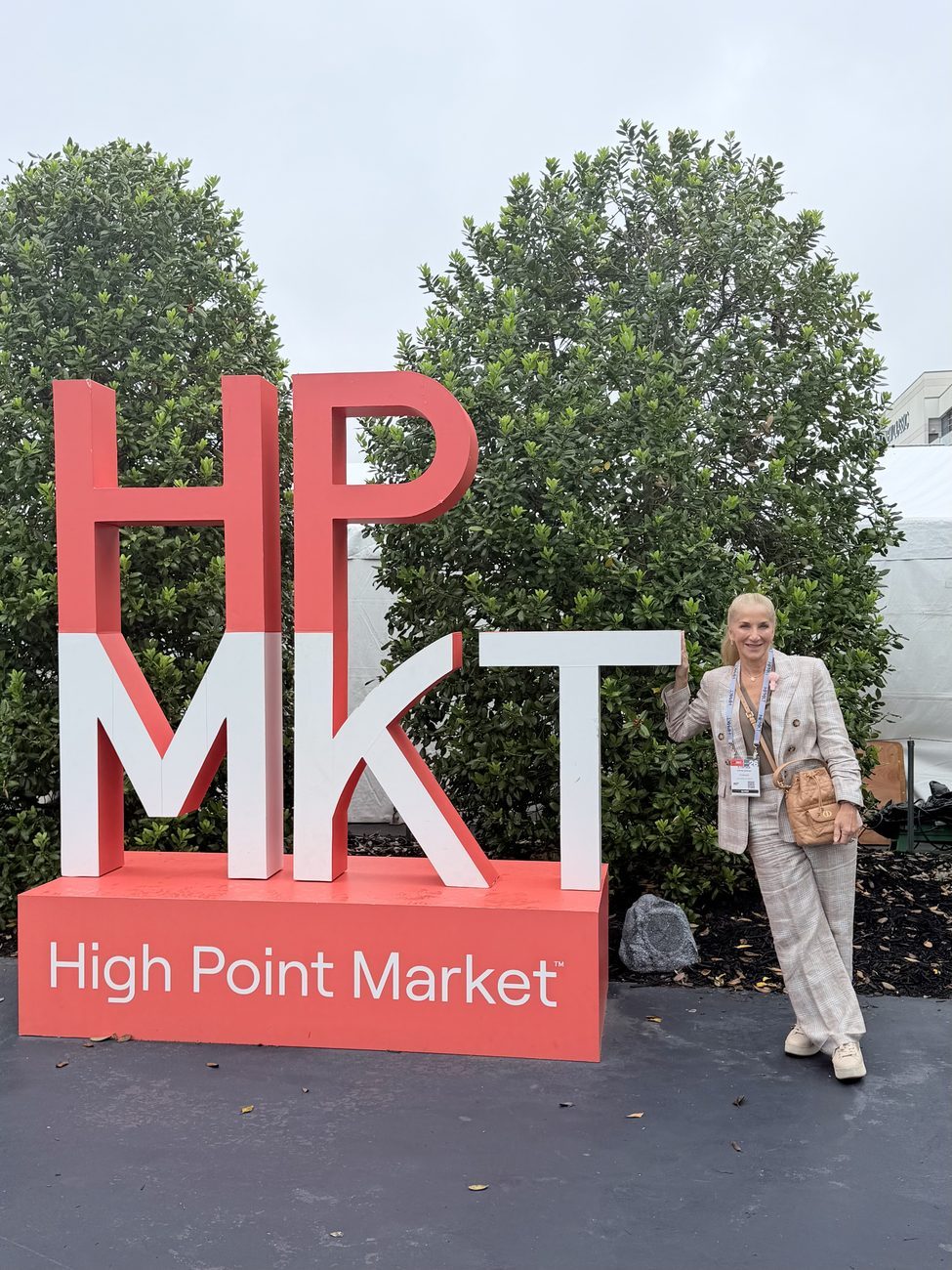 Cindy Kronfle junto al letrero de High Point Market