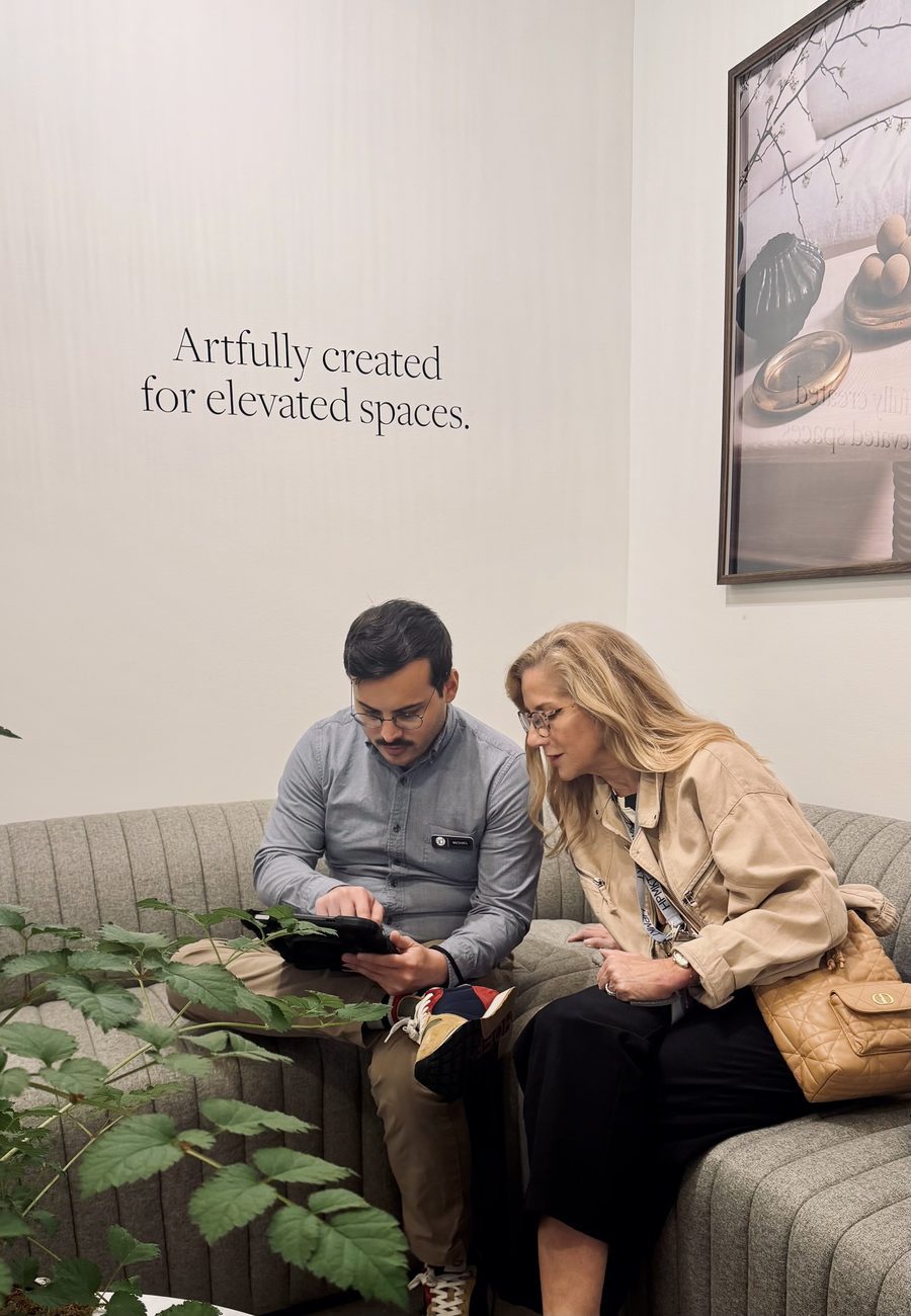 Cindy Kronfle revisando piezas con un representante de showroom