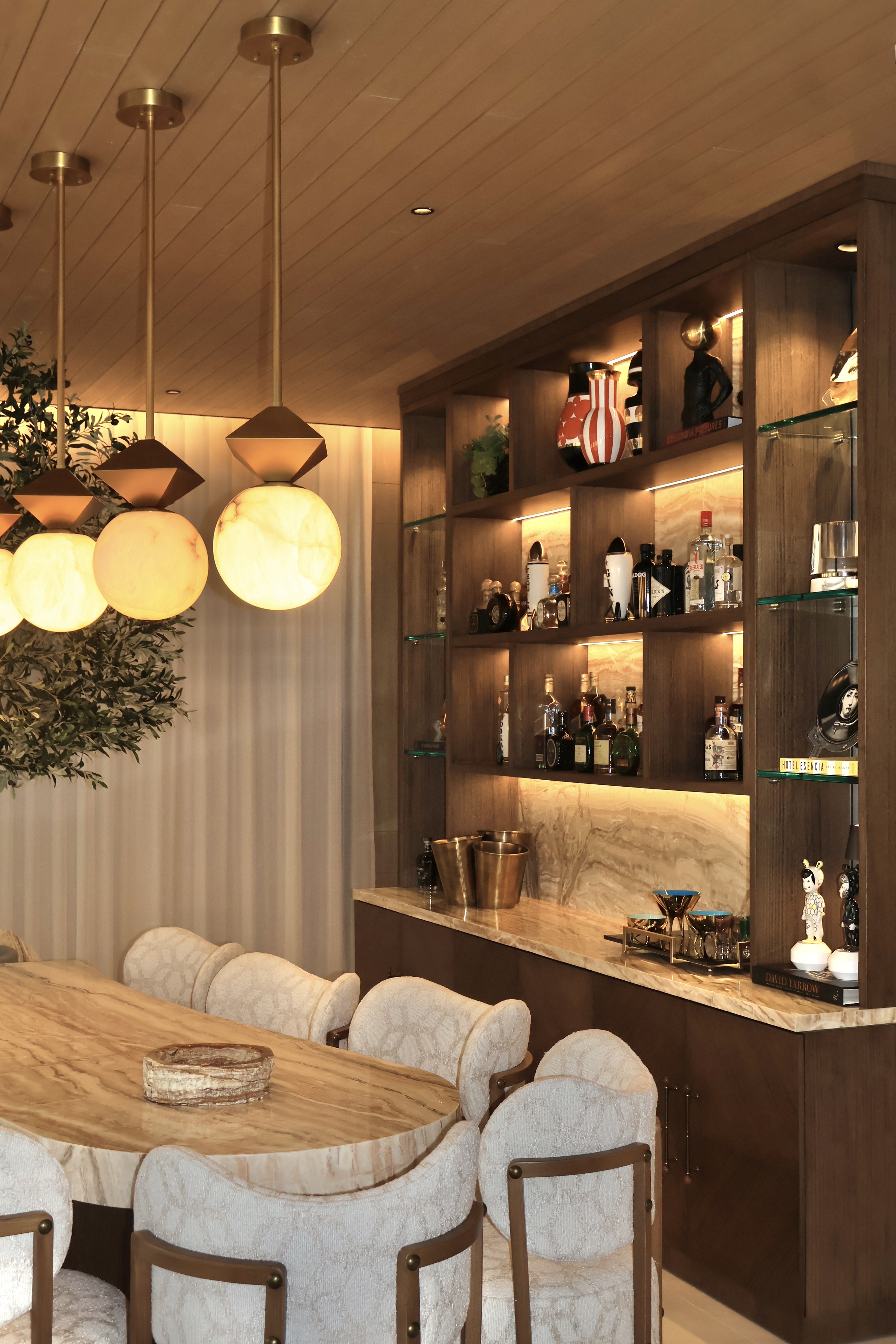 Bar con pendientes de alabastro y estantería curada