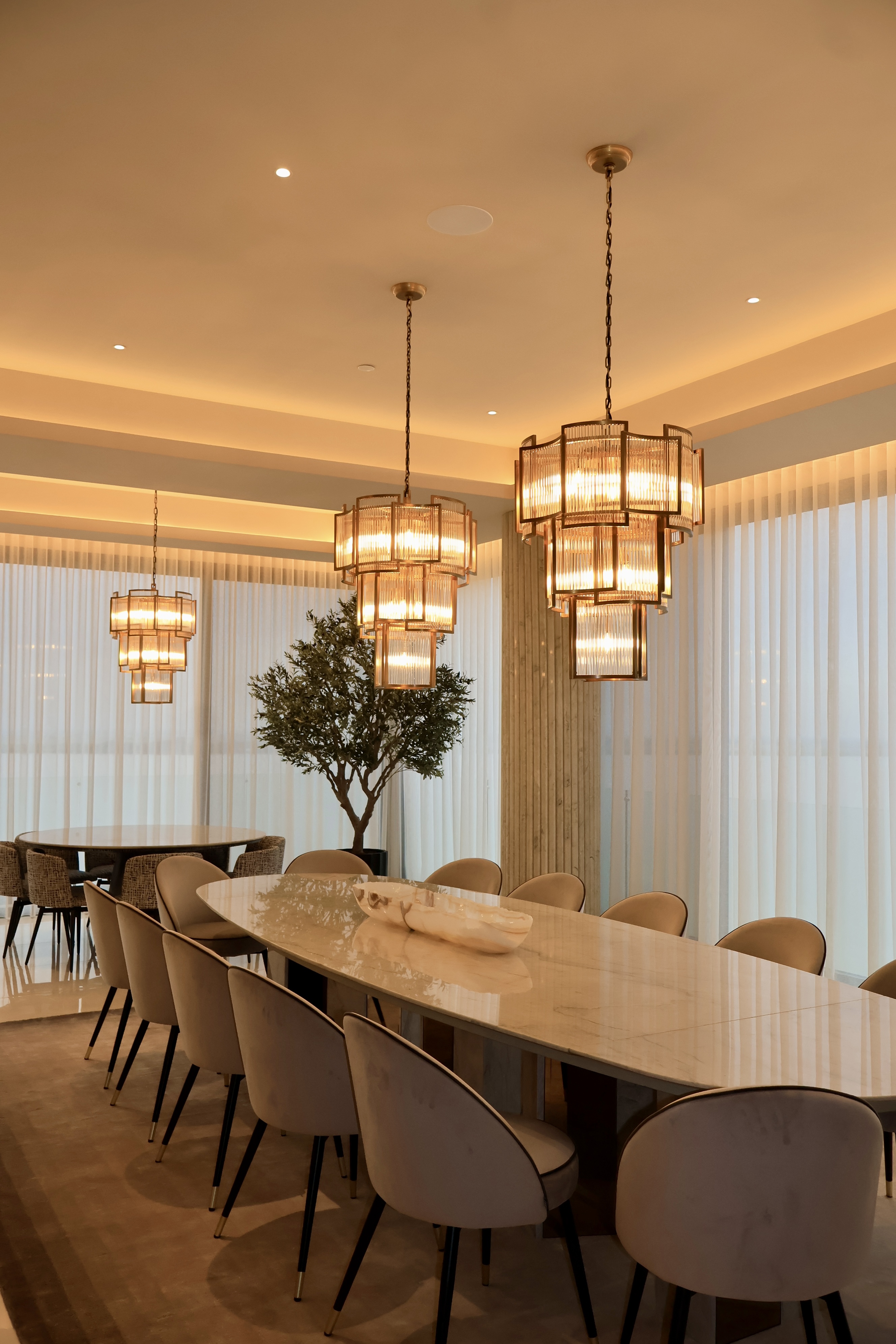Comedor con pendientes de cristal