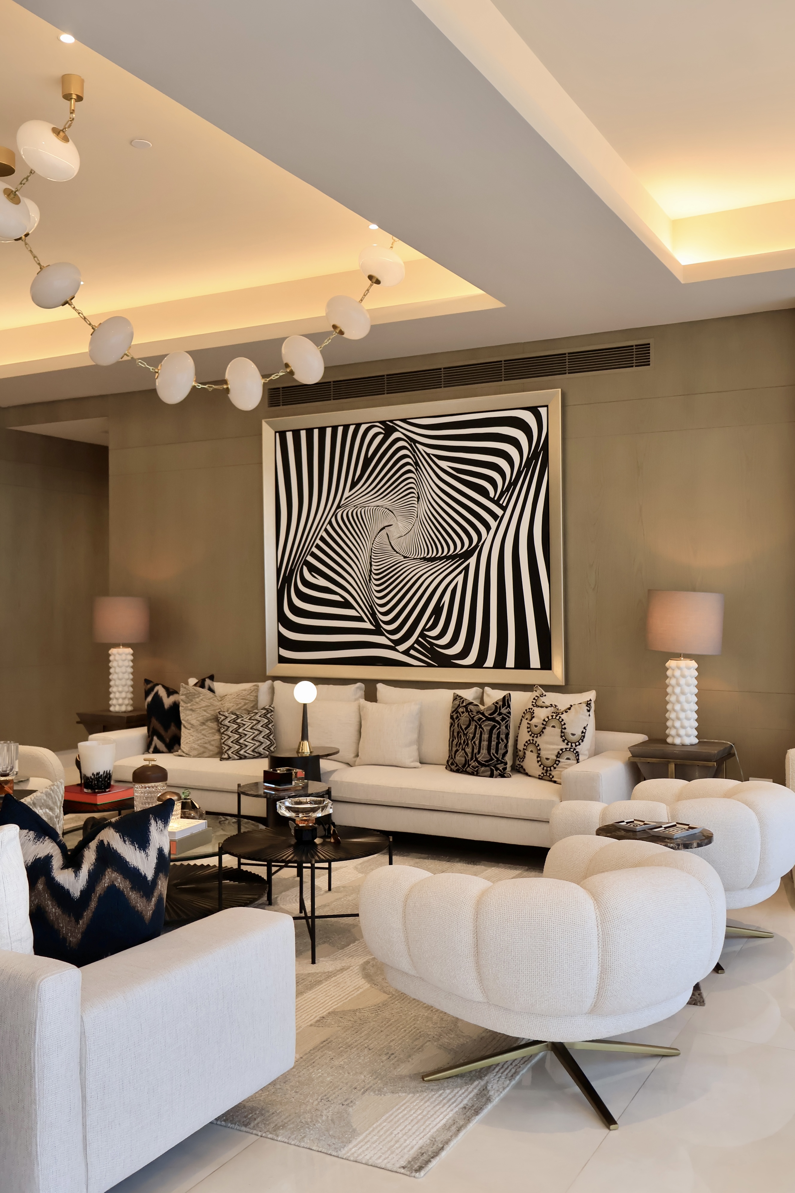 PH Pacífica — Sala principal con arte contemporáneo