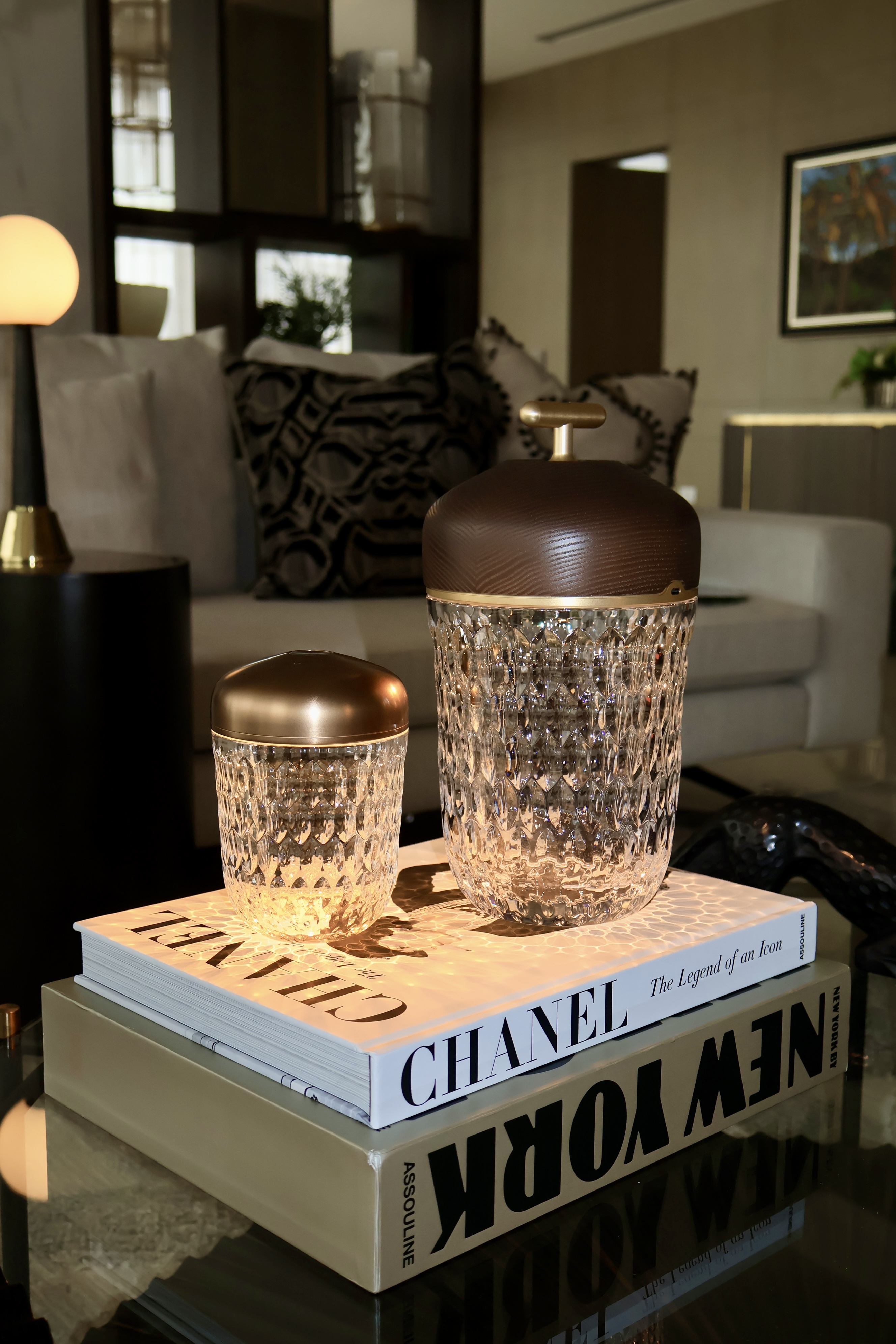 Detalle de styling — libros Chanel y cristalería