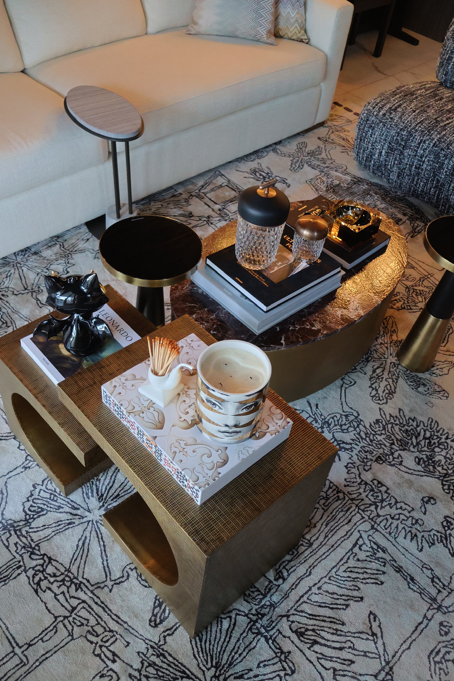 Detalle de mesa — Fornasetti, cristalería y accesorios curados