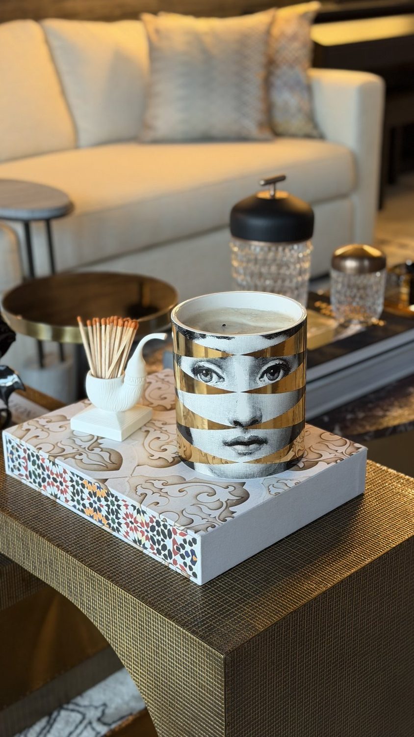 Detalle de styling — taza Fornasetti y objetos curados sobre bandeja