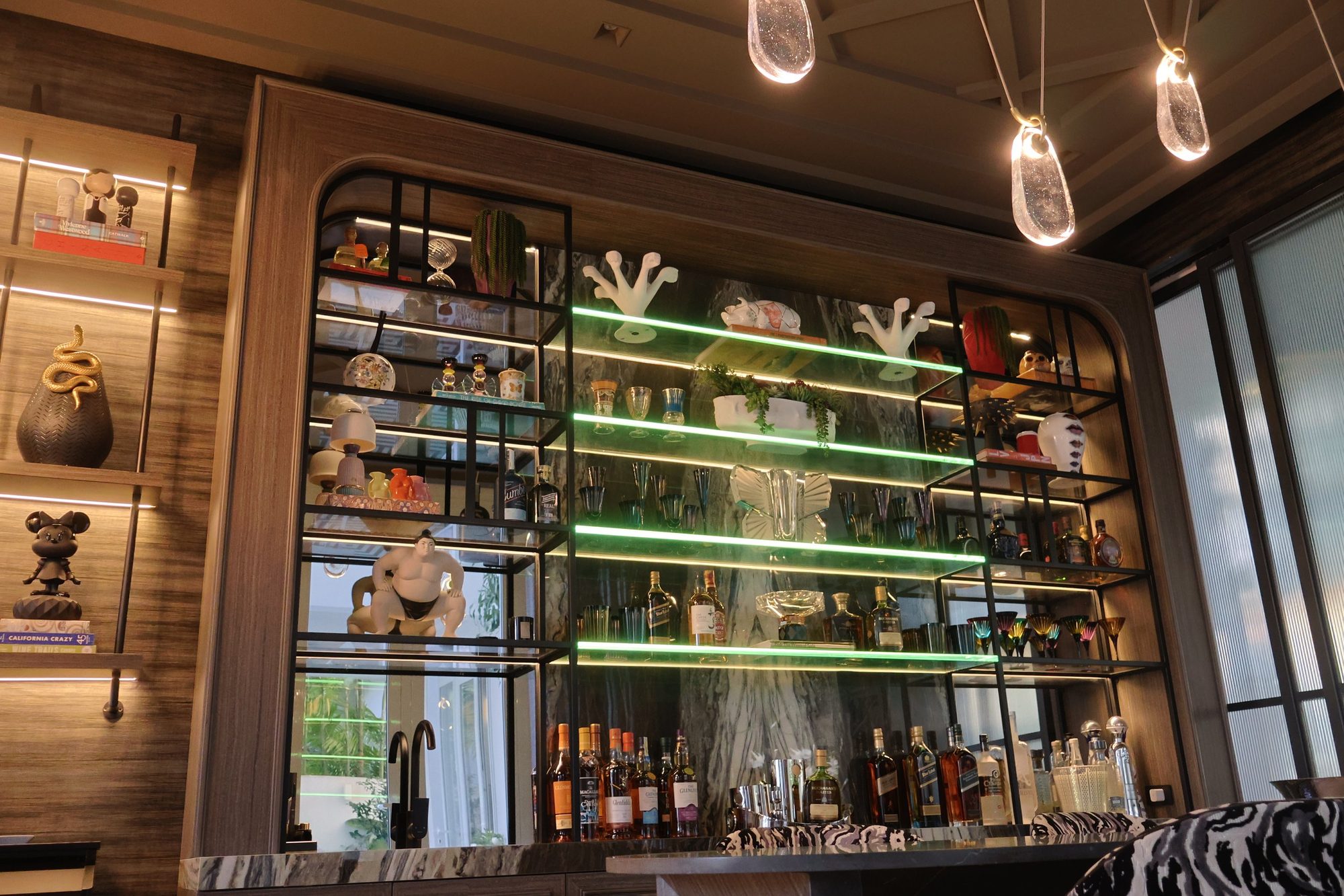 Proyecto Residencial Bar Lounge YC — Barra con estantería retroiluminada y pendientes de cristal