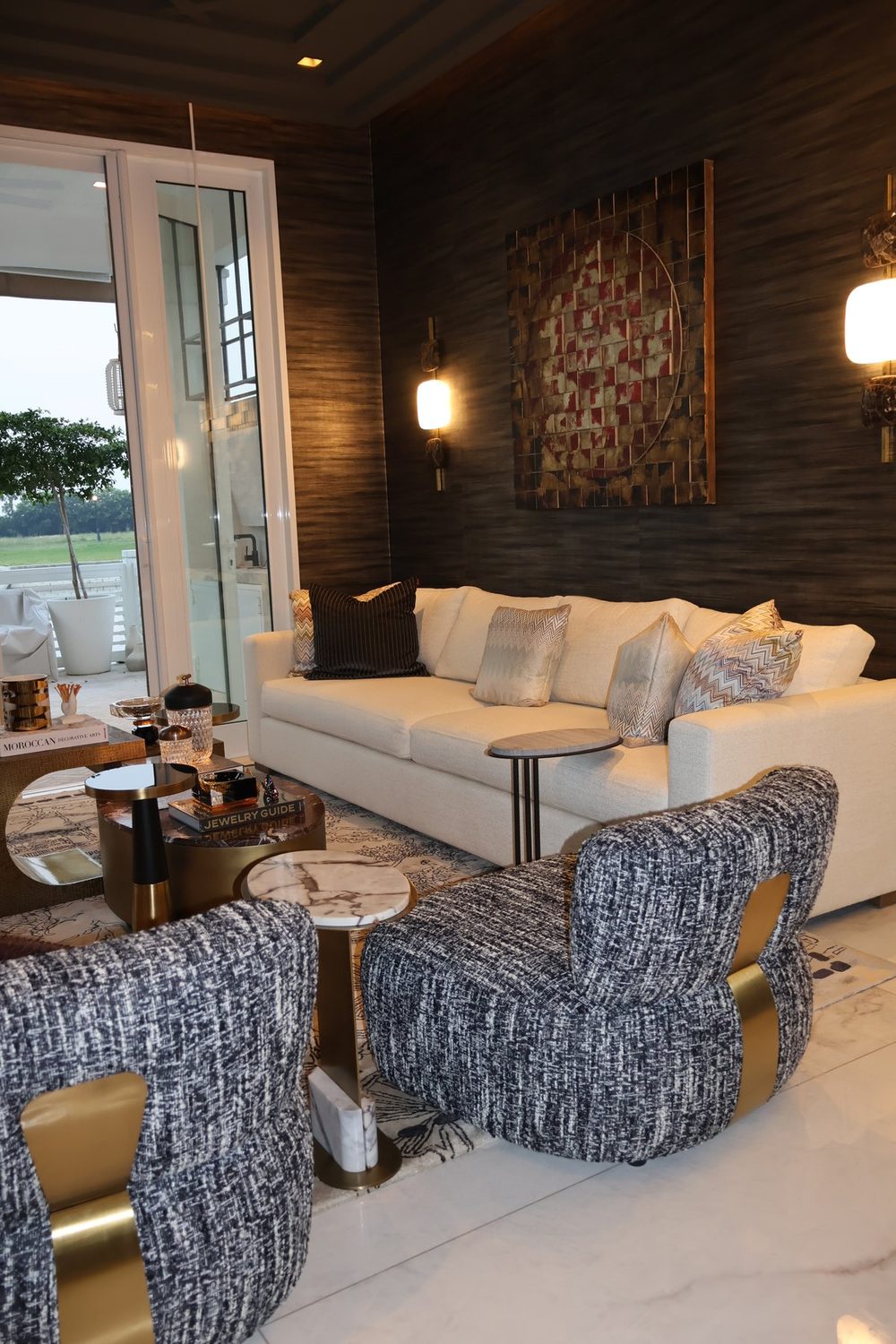 Sala de estar del lounge con sofá y butacas texturadas